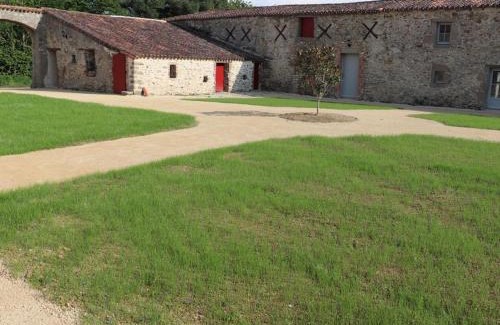 Les Herbiers House | Gîte 18ème rénové avec piscine couverte, terrasse, loisirs et WiFi – 6 pers. - FR-1-426-432