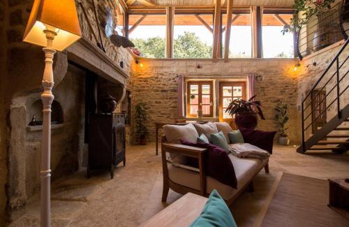 Antully House | Gîte 2 La grange des hirondelles 3 lits doubles 6 adultes situé entre Bourgogne MORVAN et Vignoble Maison entière labellisée à Gîte de France sous 71 G 2005 labellisé 3 épis - Loft grand volume dans corps de ferme rénovée ANTULLY chez MAYMARD Yannick
