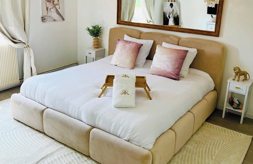 Feignies House | Gîte Avec Suite de Luxe et Bain à Remous