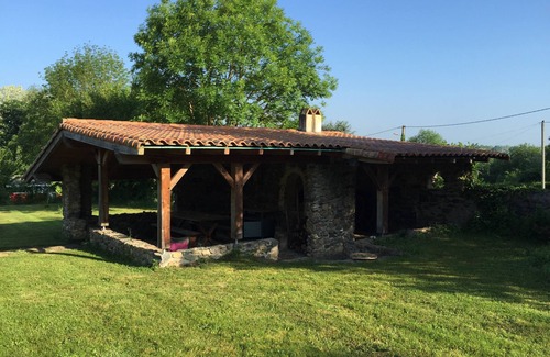L'Isle-Jourdain Ski Chalet | Gîte Chalet Champêtre Avec Parc 2 Hectares Avec Étang et Face au lac