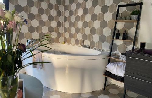 Le Mesnil-en-Vallee House | Gîte chaleureux avec jacuzzi