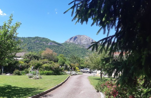 Tarascon-sur-Ariege Apartment | Gîte Champagne 3* bungalow 2 pers