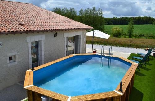 Salles-de-Barbezieux House | Gîte Charentais avec piscine, terrasse, et pêche - confort moderne et charme rural - FR-1-653-87