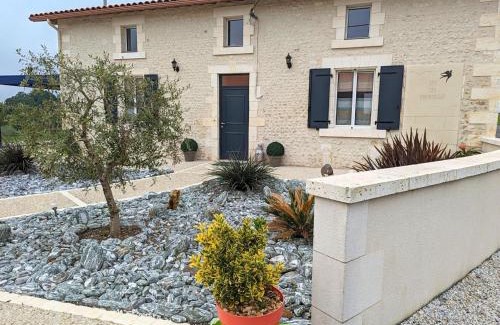 Salles-de-Barbezieux House | Gîte Charentais avec piscine, terrasse, et pêche - confort moderne et charme rural - FR-1-653-87