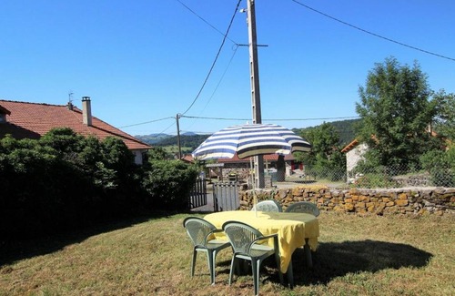 Lantriac House | Gîte confortable en hameau calme près du Puy en Velay – 2 chambres, équipement bébé, terrain fermé - FR-1-582-141