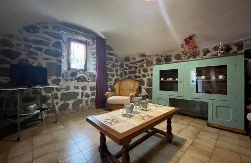 Lantriac House | Gîte confortable en hameau calme près du Puy en Velay – 2 chambres, équipement bébé, terrain fermé - FR-1-582-141