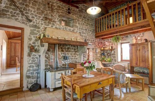 Essertines-en-Chatelneuf House | Gîte cosy et lumineux avec fourneau, terrasse, parking, proche de Montbrison, accepté animaux - FR-1-496-16