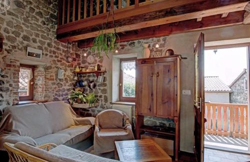 Essertines-en-Chatelneuf House | Gîte cosy et lumineux avec fourneau, terrasse, parking, proche de Montbrison, accepté animaux - FR-1-496-16