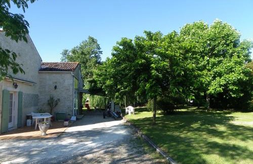 Gemozac House | Gîte cosy, sur jardin, terrasse privée, parking au calme en rdc