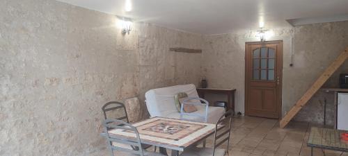 Gemozac House | Gîte cosy, sur jardin, terrasse privée, parking au calme en rdc