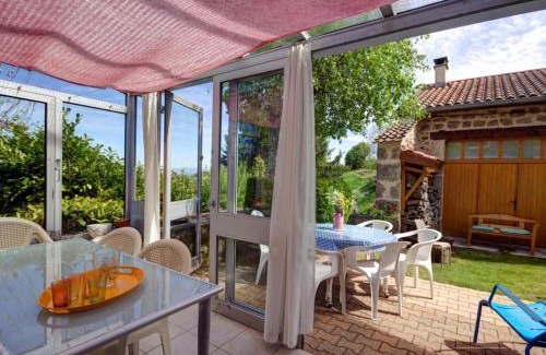 Marols House | Gîte de charme à Marols avec jardin, cheminée, wifi et équipements pour toute la famille - FR-1-496-2