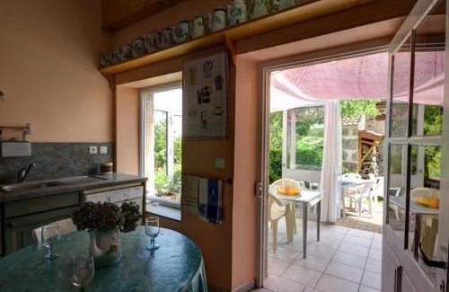 Marols House | Gîte de charme à Marols avec jardin, cheminée, wifi et équipements pour toute la famille - FR-1-496-2
