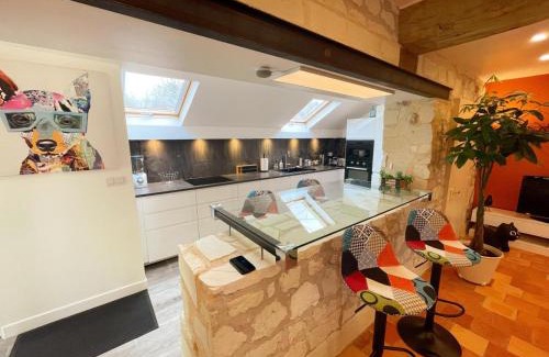 Savigny-en-Veron House | Gîte de charme avec piscine chauffée, clim et WiFi en Loire - FR-1-381-602