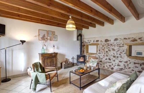 Sevelinges House | Gîte de charme avec jardin, terrasse et poêle à bois en pleine nature - FR-1-496-250