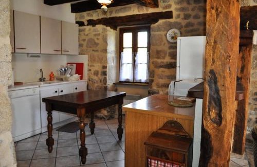 Marcillac-la-Croisille Apartment | Gîte de France à Marcillac la Croisille 3 épis - Gîte de France 8 personnes MAE-6424