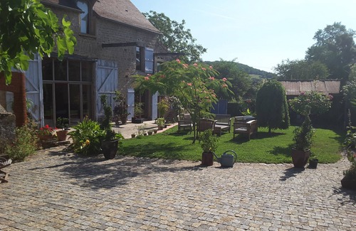 La Vineuse House | Gîte des quatre chemins near Cluny in Burgundy in a green setting
