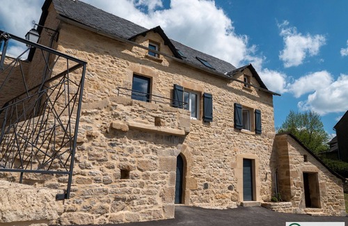 Sainte-Eulalie-d'Olt House | Gîte de Malescombes Privé Avec Piscine à la Campagne Pour 8 Personnes