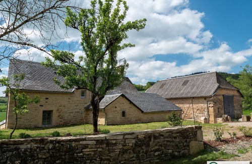 Sainte-Eulalie-d'Olt House | Gîte de Malescombes Privé Avec Piscine à la Campagne Pour 8 Personnes