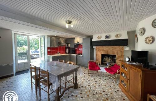 Vouvant House | Gîte en cité médiévale de Vouvant avec parking privatif, 4 chambres - FR-1-426-590