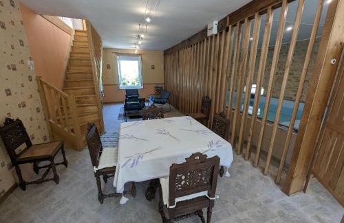 Forcey House | Gîte familial 2 chambres avec piscine, animaux, et vaste terrain à Forcey - FR-1-611-75