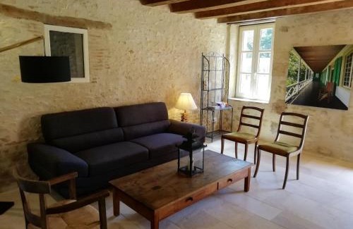 Ainay-le-Vieil House | Gîte familial au calme avec parc et jardin, pour 8 personnes, près d’un château historique - FR-1-586-15