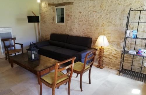 Ainay-le-Vieil House | Gîte familial au calme avec parc et jardin, pour 8 personnes, près d’un château historique - FR-1-586-15