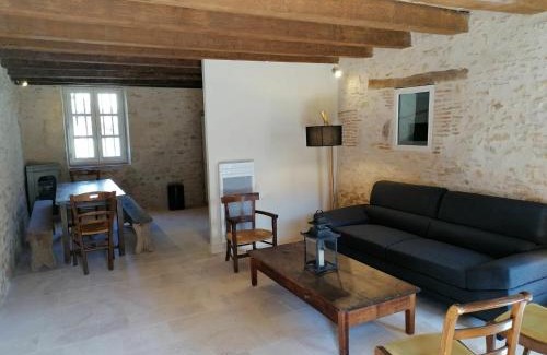 Ainay-le-Vieil House | Gîte familial au calme avec parc et jardin, pour 8 personnes, près d’un château historique - FR-1-586-15