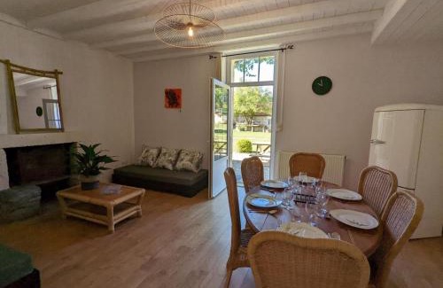 Chadurie House | Gîte familial avec piscine chauffée, jardin privé et équipements bébé en Charente - FR-1-653-182