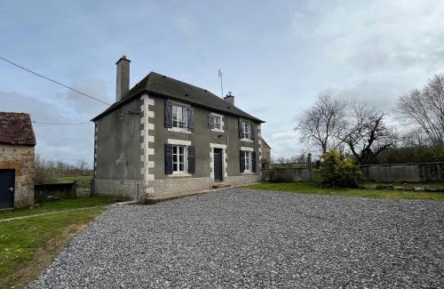 Tilly House | Gîte familial rénové avec piscine, jardin de 1 hectare et vélos à disposition, situé en pleine campagne - FR-1-591-579