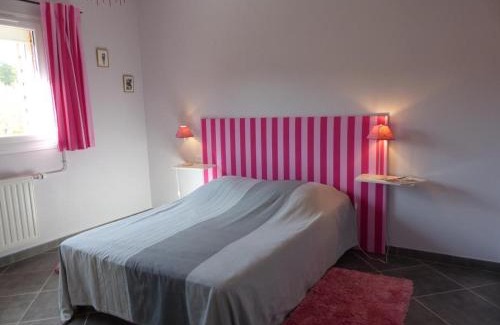 Isle-et-Bardais House | Gîte indépendant avec piscine, proche forêt et étang, parking, tennis et minigolf - FR-1-489-139