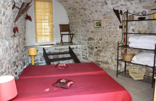 Grospierres House | gîte jaune Ardèche L'Avventura