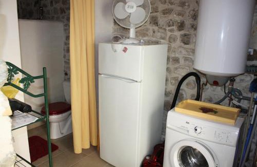 Grospierres House | gîte jaune Ardèche L'Avventura
