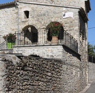 Grospierres House | gîte jaune Ardèche L'Avventura