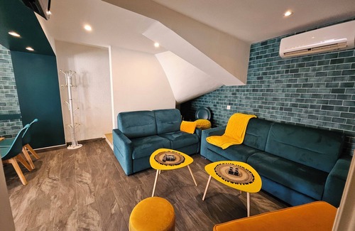 Sablons House | Gîte le loft bleu sleeps 12