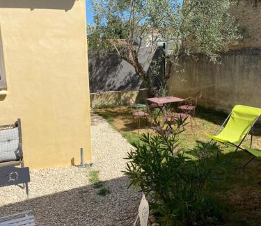 Aubignan Apartment | Gîte Lou Sabaï au pied des dentelles de Montmirail, piscine partagée
