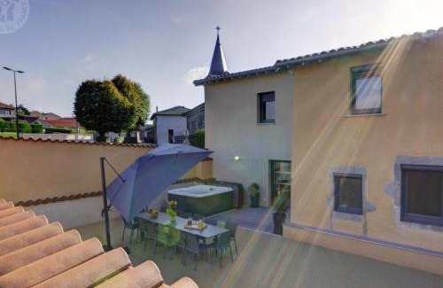 Montchal House | Gîte lumineux avec jardin, jacuzzi, et équipements modernes, idéal pour séjours en famille ou entre amis - FR-1-496-234