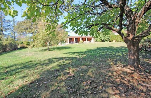 Mailhac-sur-Benaize House | Gîte Montbrugnaud: "les trois chênes"