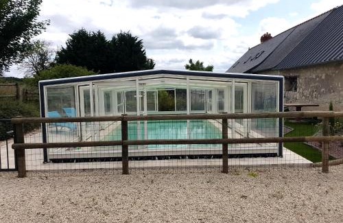 Noyant-Villages House | Gîte Mustang avec accès piscine