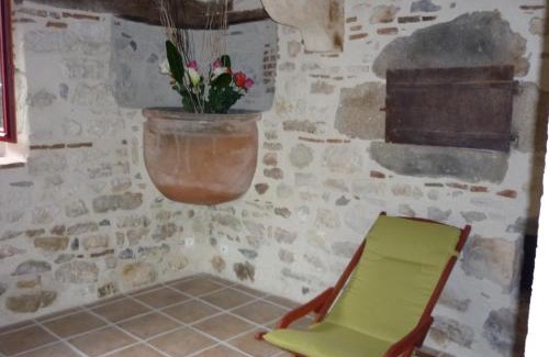 Ebreuil House | Gîte paisible à Ébreuil avec jardin et animaux acceptés - FR-1-489-19