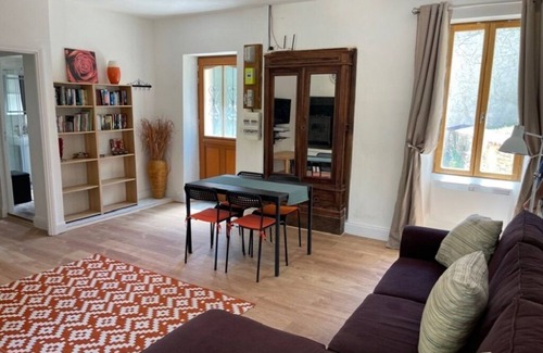 Saint-Cernin-de-lHerm Cottage | Gîte rénové avec piscine privée pour 4 personnes