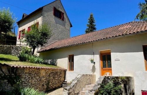 Saint-Cernin-de-lHerm Cottage | Gîte rénové avec piscine privée pour 4 personnes