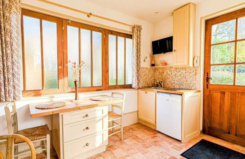 Sable-sur-Sarthe House | Gîte rénové au bord de la Sarthe, calme et parking privé - FR-1-410-460