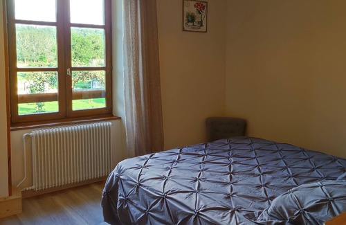 Besain House | Gîte Situé au Cœur du Jura. Proche Cascades, Lacs, Vignobles, Sentiers, Forêts