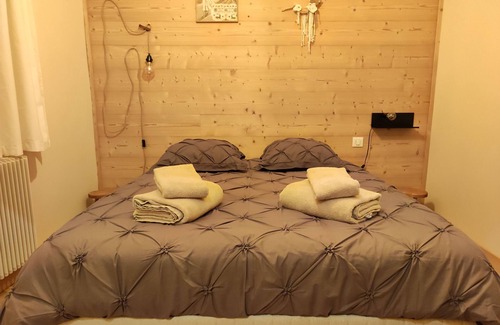 Besain House | Gîte Situé au Cœur du Jura. Proche Cascades, Lacs, Vignobles, Sentiers, Forêts