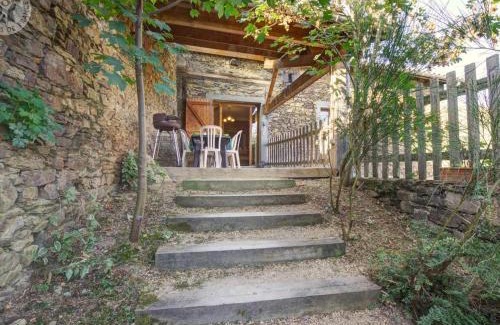 La Terrasse-sur-Dorlay House | Gîte spacieux avec terrasse couverte, proche Parc du Pilat, idéal pour groupes et activités de plein air - FR-1-496-73