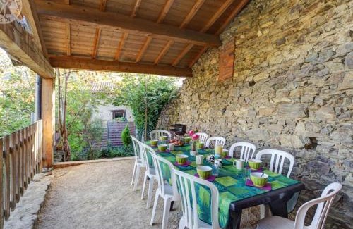 La Terrasse-sur-Dorlay House | Gîte spacieux avec terrasse couverte, proche Parc du Pilat, idéal pour groupes et activités de plein air - FR-1-496-73