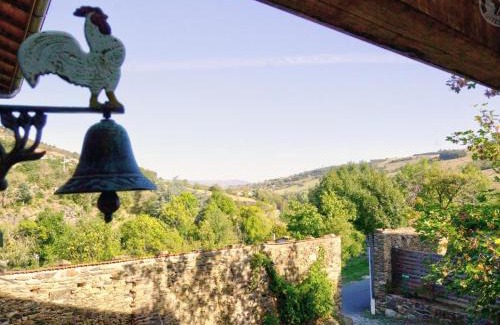 La Terrasse-sur-Dorlay House | Gîte spacieux avec terrasse couverte, proche Parc du Pilat, idéal pour groupes et activités de plein air - FR-1-496-73