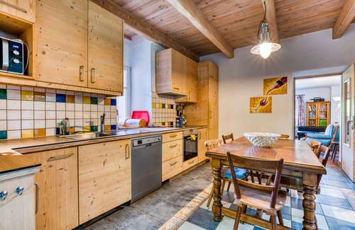 Aspiran House | Gîte spacieux au bord de la rivière-maison abricot