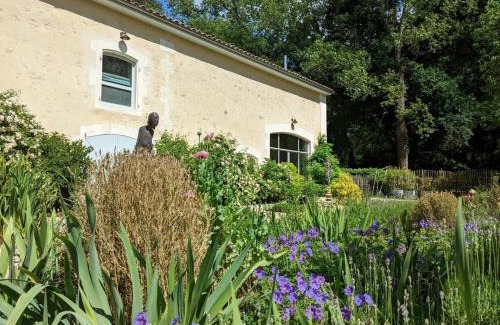 Guizengeard House | Gîte spacieux avec jardin privatif, animaux, accès PMR, pêche, randonnées et équipements bébé inclus - FR-1-653-191