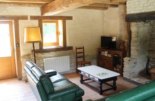 La Puye House | Gîte spacieux entre Chauvigny et La Roche Posay, adapté PMR, animaux admis, terrasse et jardin commun - FR-1-541-37